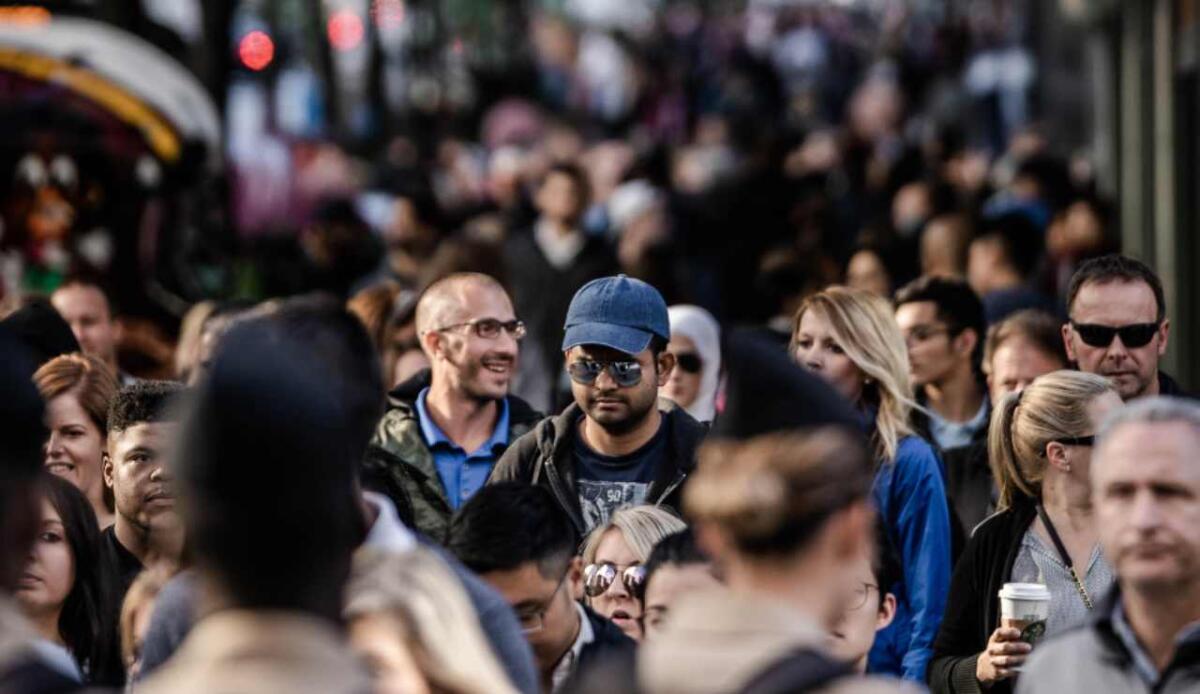 La trappola evolutiva dell’uomo moderno: come l’ambiente creato dall’uomo minaccia il nostro futuro - Illustrazione di alcune persone mentre camminano (Canva FOTO) - sciencecue.it