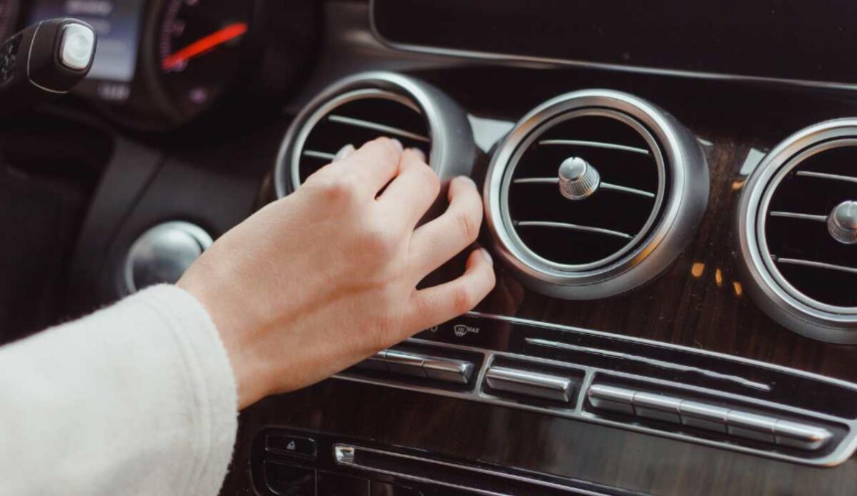 Come mantenere l’aria condizionata dell’auto efficiente e igienizzata - Illustrazione del condizionatore in auto (Canva FOTO) - vehiclecue.it