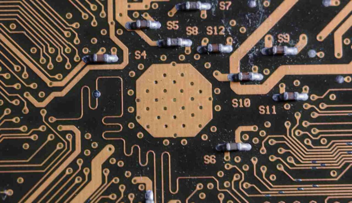 In orbita i primi chip quantistici italiani: così la luce apre nuove frontiere nello spazio - Illustrazione di un chip quantistico (Canva FOTO) - systemscue.it