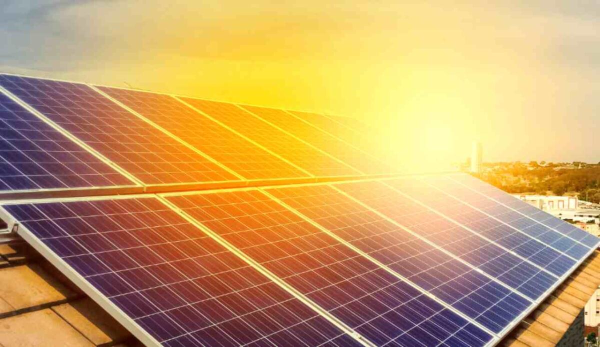 Giugno storico per l’UE: il solare supera tutte le altre fonti e diventa la prima fonte di elettricità - Illustrazione dell'energia solare (Canva FOTO) - energycue.it