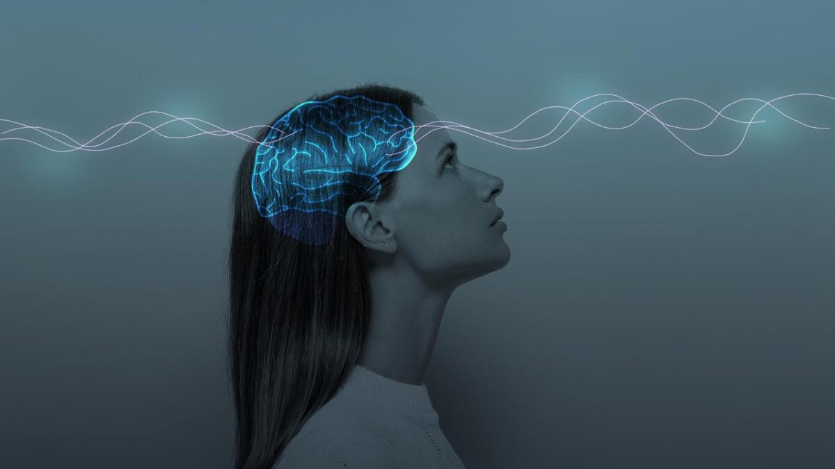 Supportare le funzioni cognitive con uridina e citidina - Young girl with closed eyes and neon glowing brain. Women's Mental Health and Meditation