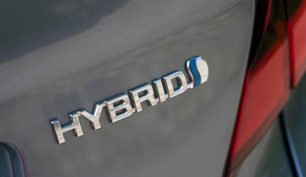 Boom delle ibride (+4,9 pt), crollano le elettriche e il mercato cala del 17,4 % - Auto ibride ed elettriche: chi traina le vendite? (DepositPhotos) - FinanceCUE