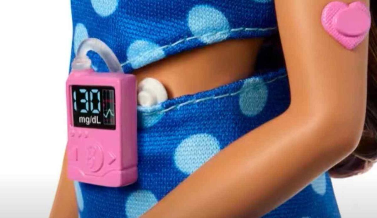 Mattel lancia una Barbie con infusore e pompa per insulina: simbolo di normalità e accettazione - Una Barbie con la borsa con il dosatore di insulina offre nuove prospettive per i bambini che affrontano la gestione della malattia. (screenshot sport on news international/YouTube) - biomedicalcue.it