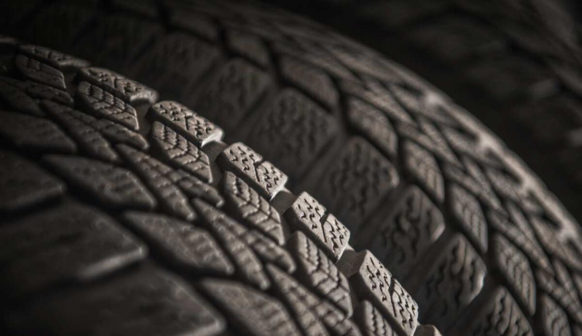 Pirelli presenta Scorpion All Season SF3: il nuovo pneumatico quattro stagioni su misura per SUV - Illustrazione di due pneumatici (Canva FOTO) - vehiclecue.it
