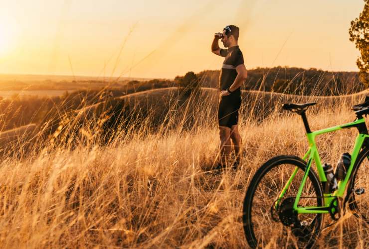 Illustrazione di una persona con una bicicletta (Canva FOTO) - buildingcue.it