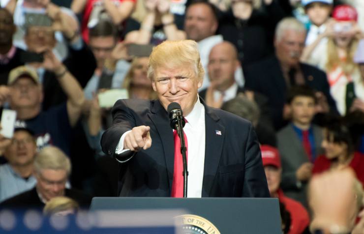 Donald Trump, e la sua amministrazioni tagliano i fondi alle riviste scientifiche (DepositPhotos) - ManagementCUE