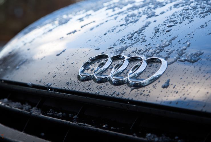 Illustrazione del logo dell'AUDI (Canva FOTO) - vehiclecue.it