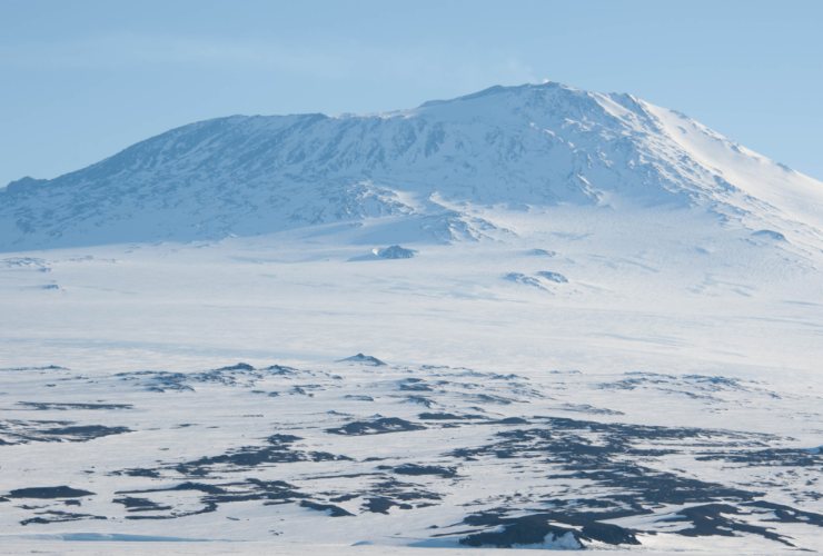 Illustrazione del Monte Erebus in Antartide (Canva FOTO) - energycue.it