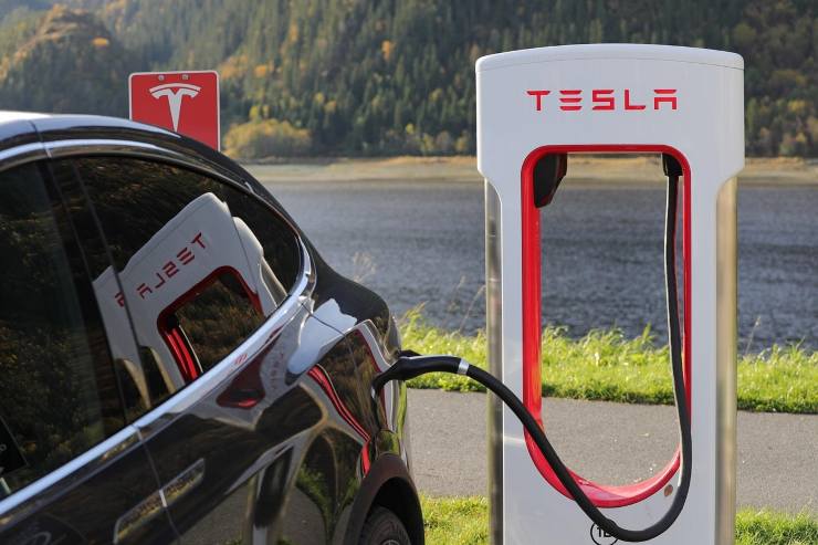 Illustrazione di una Tesla (Pixabay FOTO) - managementcue.it