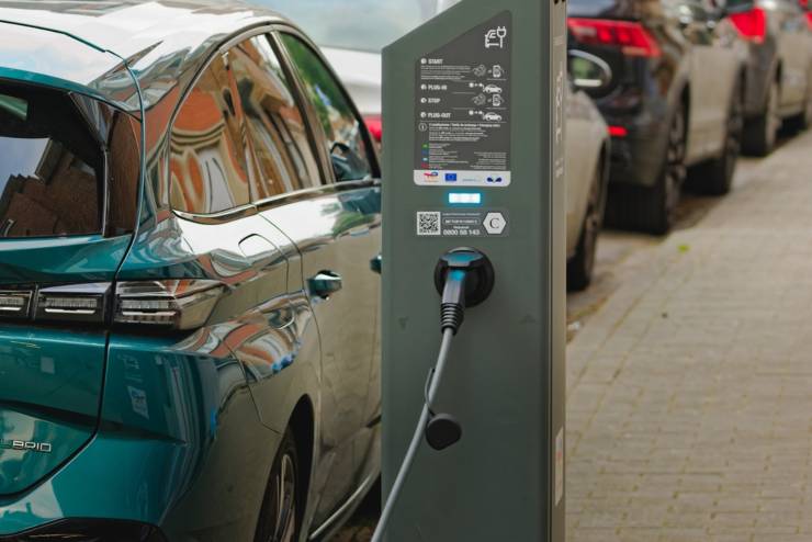 Auto elettriche ancora in crisi (DepositPhotos) - FinanceCUE
