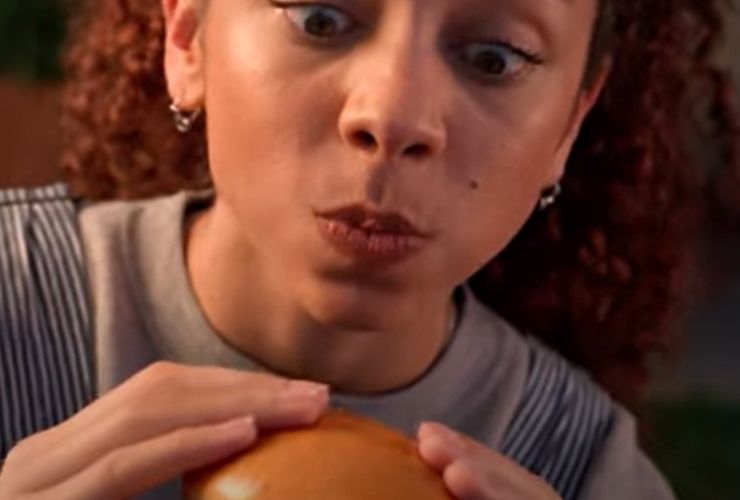 Screen da pubblicità nuovo burger Wendy's (screenshot Wendy's/YouTube) - managementcue.it