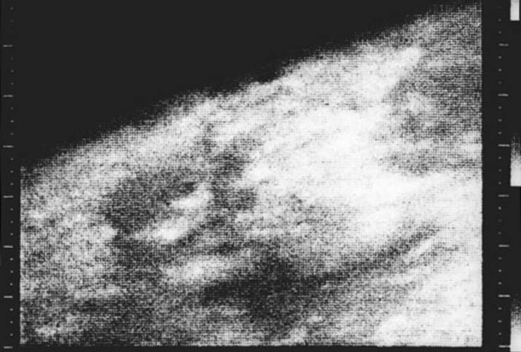 Illustrazione della prima immagine ravvicinata di Marte (Wikipedia NASA 1965 FOTO) - aerospacecue.it