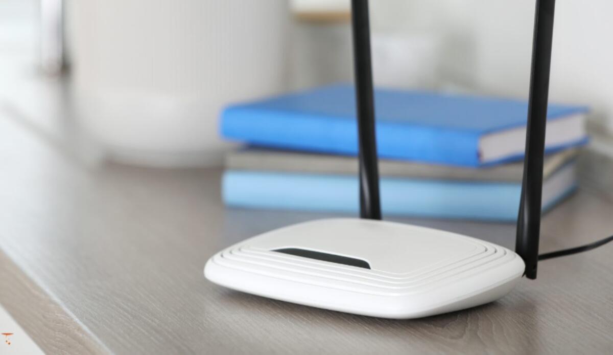 Perché il Wi-Fi funziona peggio quando ci sono muri o siamo lontani dal router? - Illustrazione di un modem (Canva FOTO) - systemscue.it