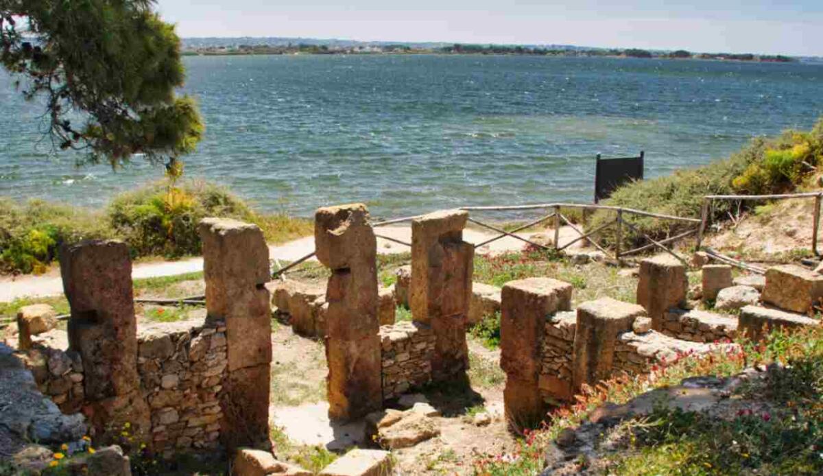 Mozia, ritrovata una statua di giovinetta fenicia: un tesoro millenario emerge dall’isola - Illustrazione del sito archeologico di Mozia (Canva FOTO) - buildingcue.it