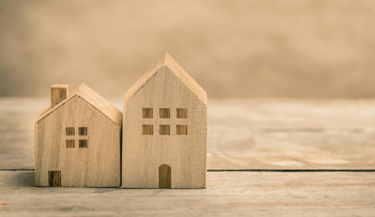 Svezia, al via la “città di legno” più grande del mondo: 2.000 case entro il 2027 - Illustrazione di due case in legno (Canva FOTO) - buildingcue.it