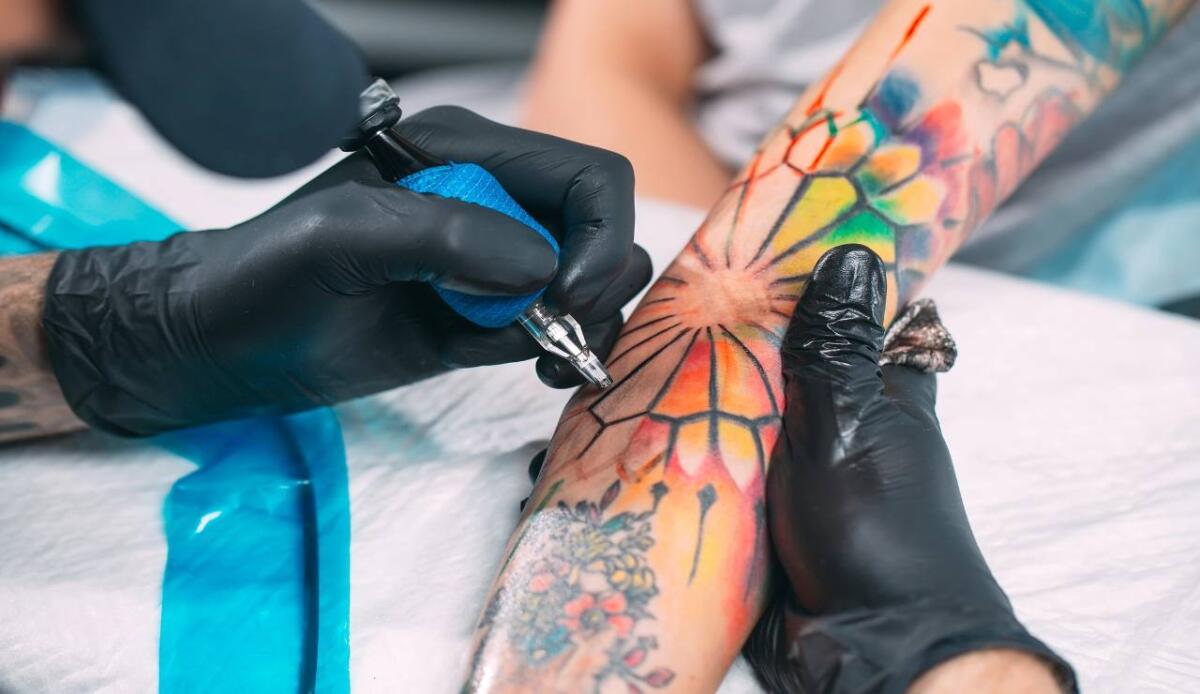 Il tatuaggio temporaneo che segnala droghe nascoste nel bicchiere - Un dispositivo immediato (depositphotos.com) - www.biomedicalcue.it