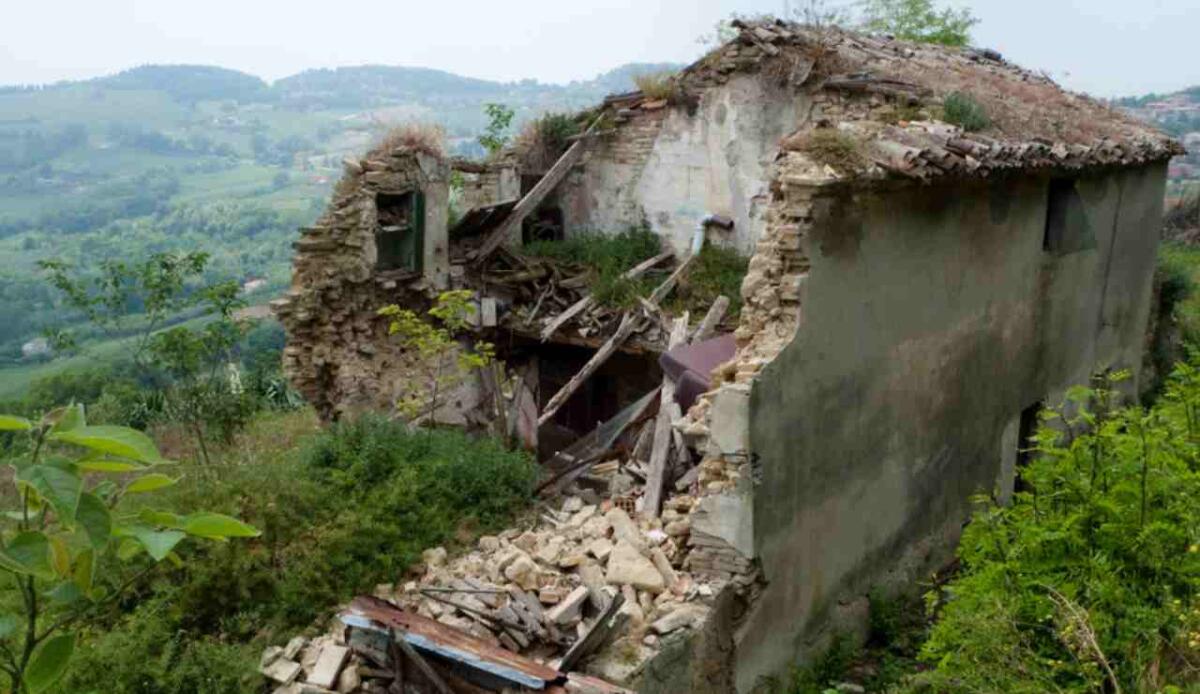 IMU sulla seconda casa: via la tassa per i ruderi abbandonati, cosa cambia dal 2025 - Illustrazione di un rudere abbandonato (Canva FOTO) - buildingcue.it