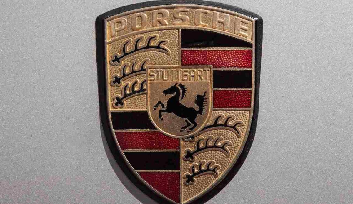 Crollo dei profitti Porsche: -67% nei primi sei mesi del 2025, pesa il mercato cinese - Illustrazione del logo della Porsche (Pixabay FOTO) - vehiclecue.it