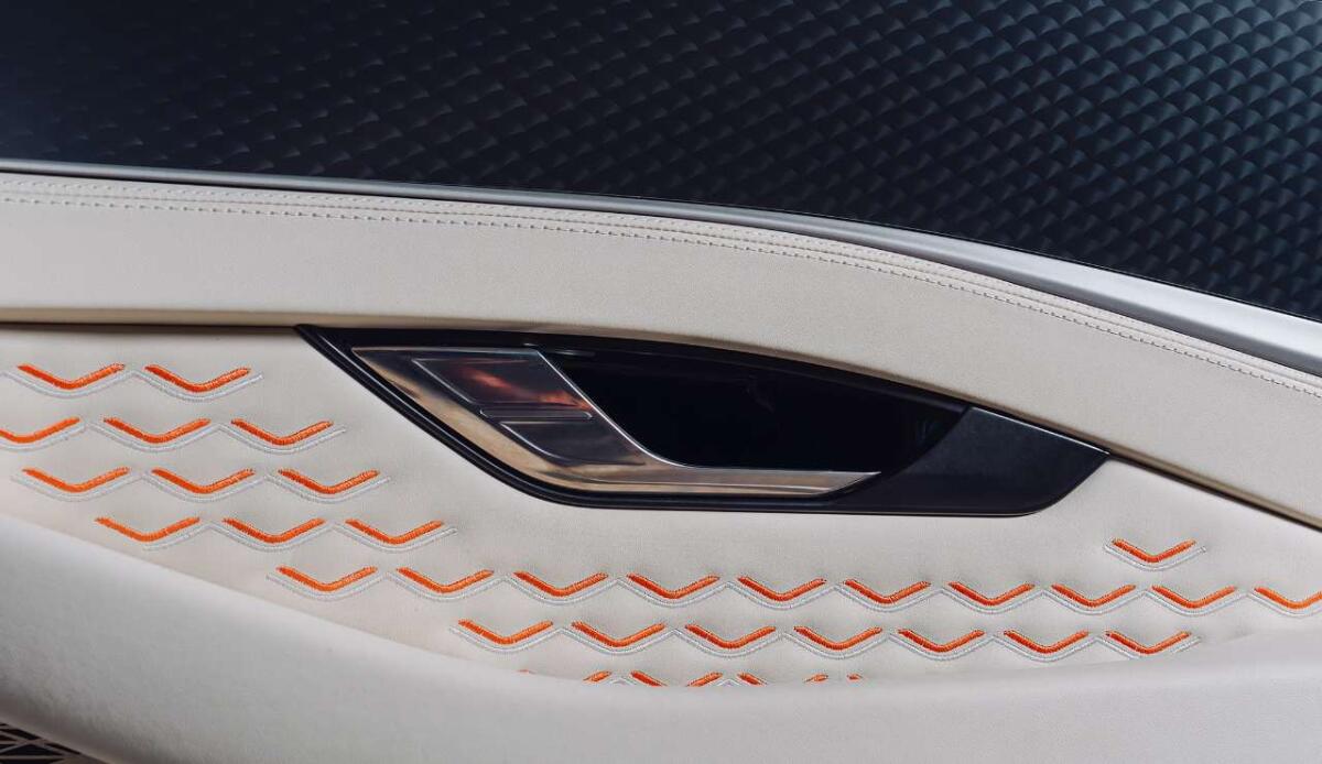 Bentley Mulliner svela personalizzazioni esclusive per carrozzeria e interni - Sartoria su misura (facebook.com/Bentley Motors) - www.vehiclecue.it