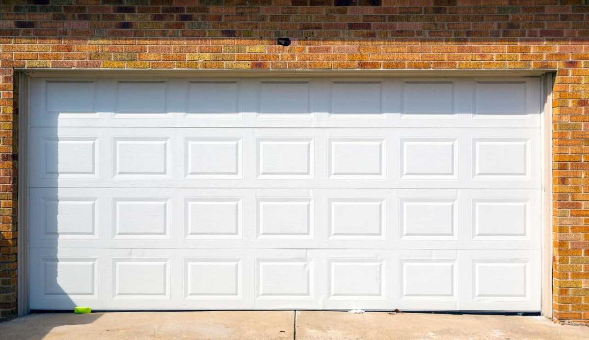 Porte garage su misura: quando funzionalità, stile e sicurezza vanno a braccetto - 