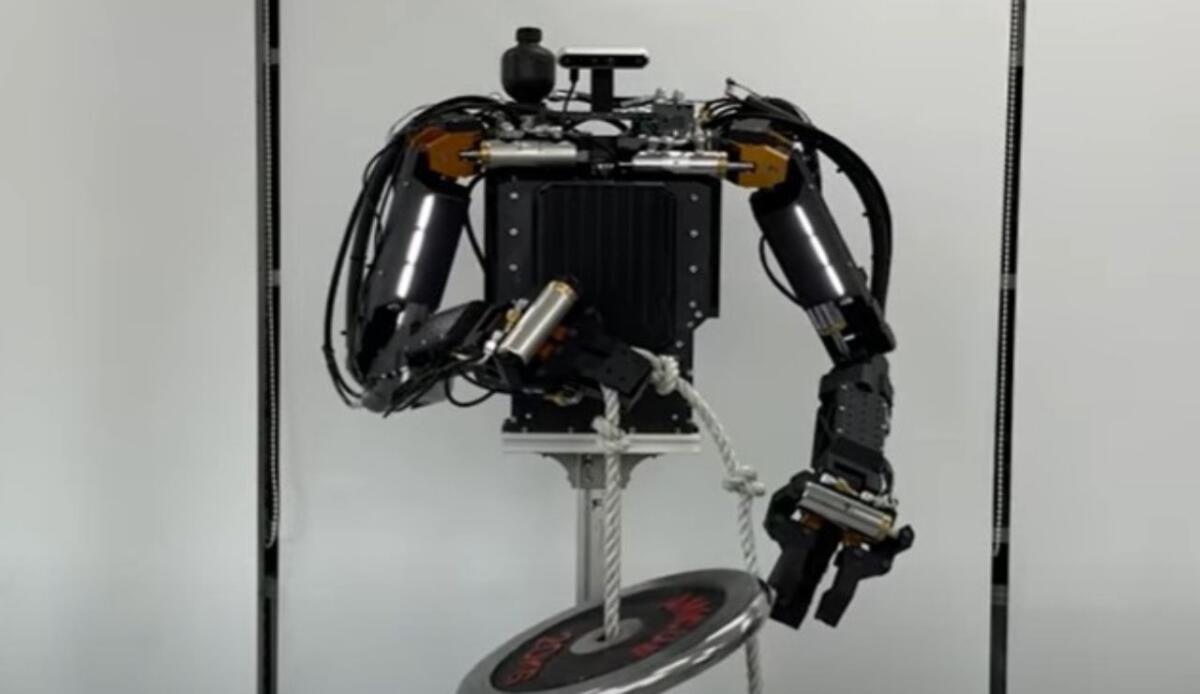 Robot supera test di soccorso lanciando una bottiglia d’acqua nel barile - Il robot ARMstrong DEX (youtube.com/Extreme robotics lab) -www.systemscue.it