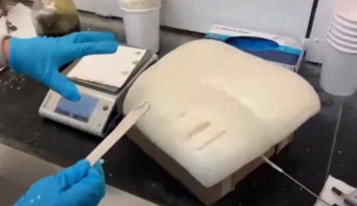 Batterie più sicure con Baysafe BEF: la nuova barriera anti-fiamma di Covestro - Una nuova schiuma ignifuga è in grado di migliorare la sicurezza delle batterie elettriche. Come funziona? (screenshot Covestro/YouTube) - vehiclecue.it