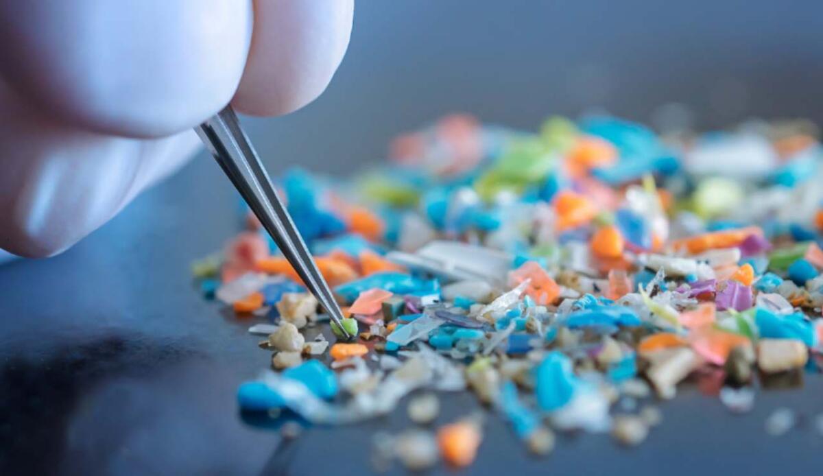 Inalare microplastiche: a casa e in auto 68.000 particelle al giorno - Illustrazione di microplastiche (Canva FOTO) - energycue.it