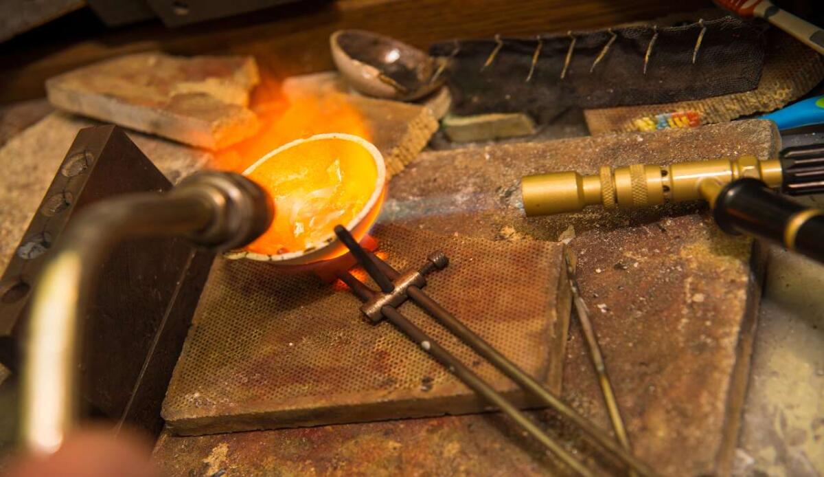 Oro ultrariscaldato a 18.700 °C: resta solido 14 volte oltre il punto di fusione - Oltre il punto (depositphotos.com) - www.sciencecue.it