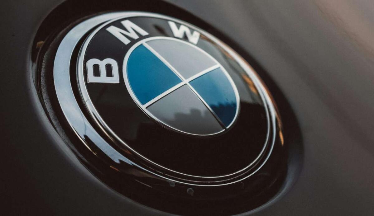 BMW 523i del 1996 tocca 1 milione di km: il mito di un classico indistruttibile - Illustrazione del logo della BMW (Pexels FOTO) - vehiclecue.it
