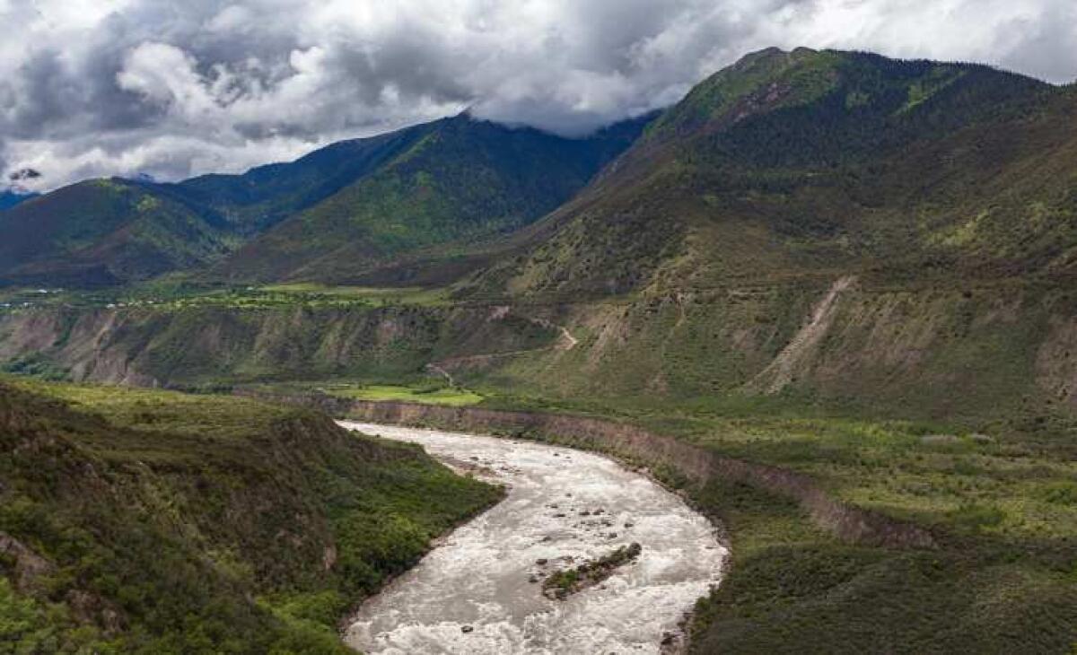 Cina avvia la più grande diga idroelettrica al mondo sul fiume Yarlung Tsangpo in Tibet - Un progetto colossale (depositphotos.com) - www.buildingcue.it