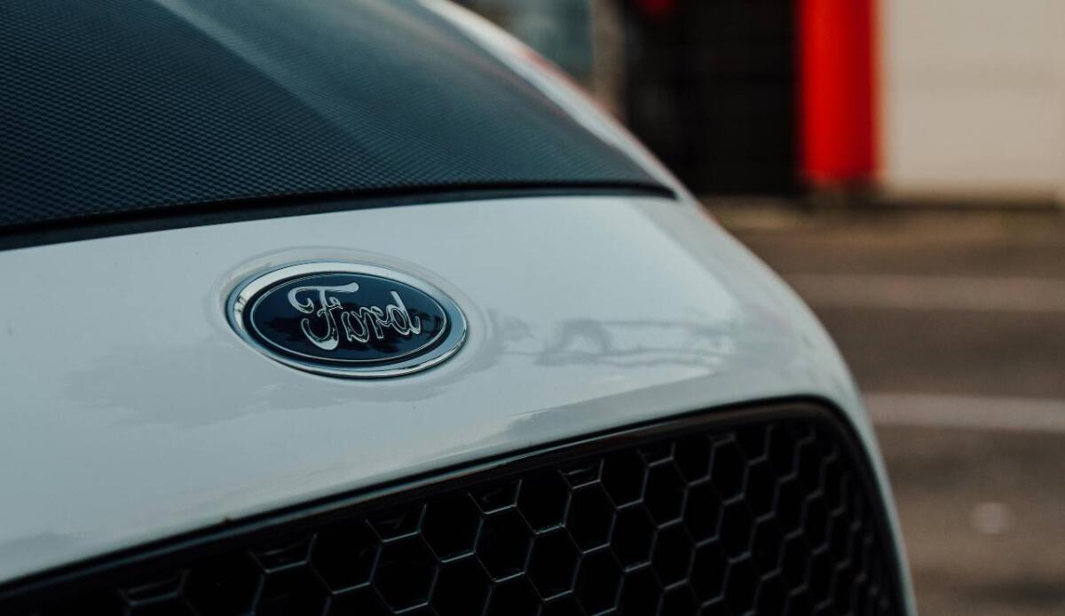 Ford in rosso: 800 milioni di dazi causano la prima perdita trimestrale dal 2023 - Illustrazione del logo della Ford (Pexels FOTO) - financecue.it
