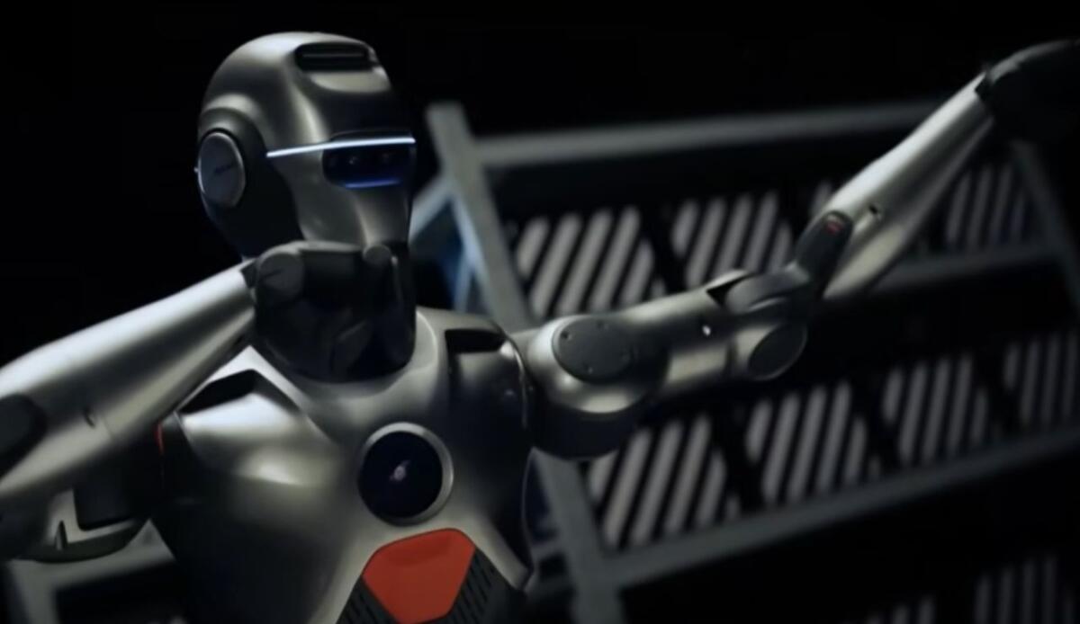 Il futuro dell'automazione è umano: robot capaci di adattare i movimenti come le nostre mani - Robot che si muove (screenshot EngineAI/YouTube) - systemcue.it