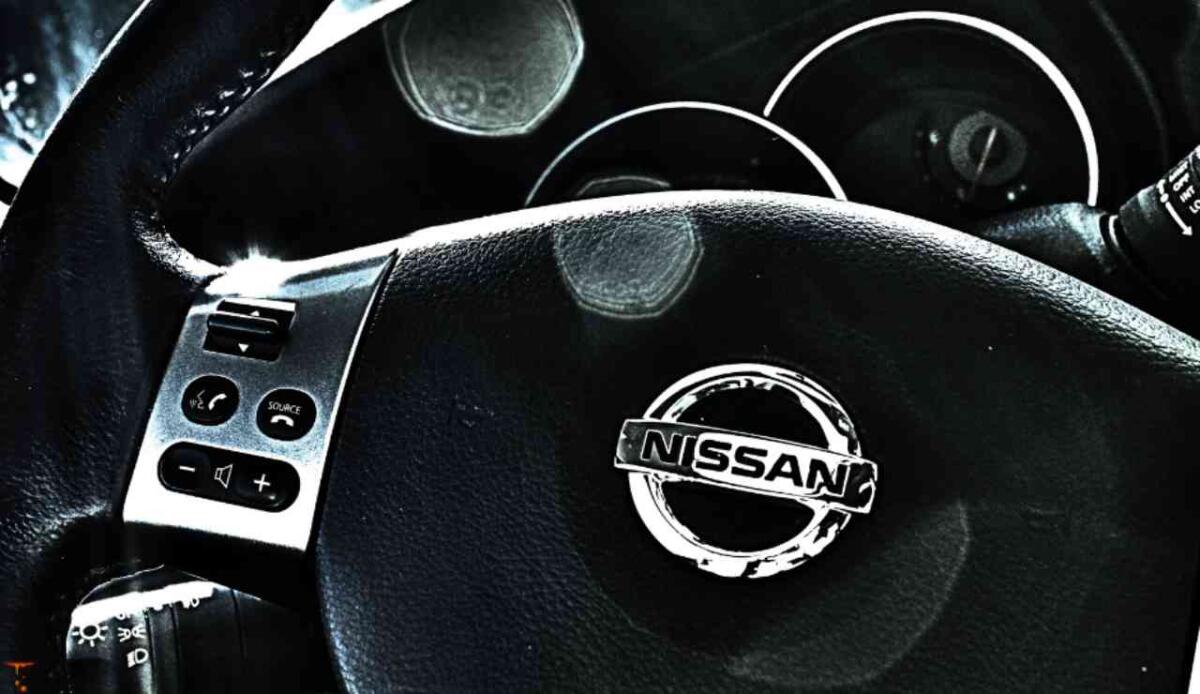 Fine di un’era: prodotto l’ultimo esemplare della mitica GT‑R R35 - Illustrazione del volante della Nissan (Canva FOTO) - vehiclecue.it