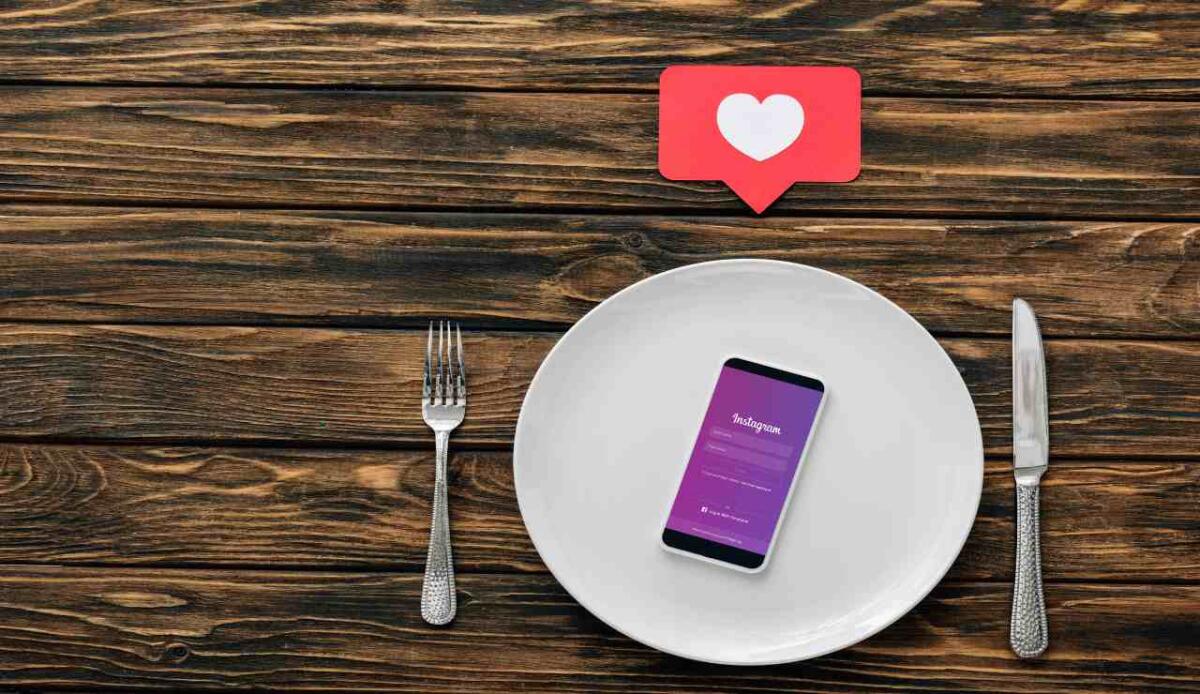 Perché gli algoritmi dei social sembrano sapere cosa mi piace? - Non tutto "è su misura" (depositphotos.com) - www.systemscue.it
