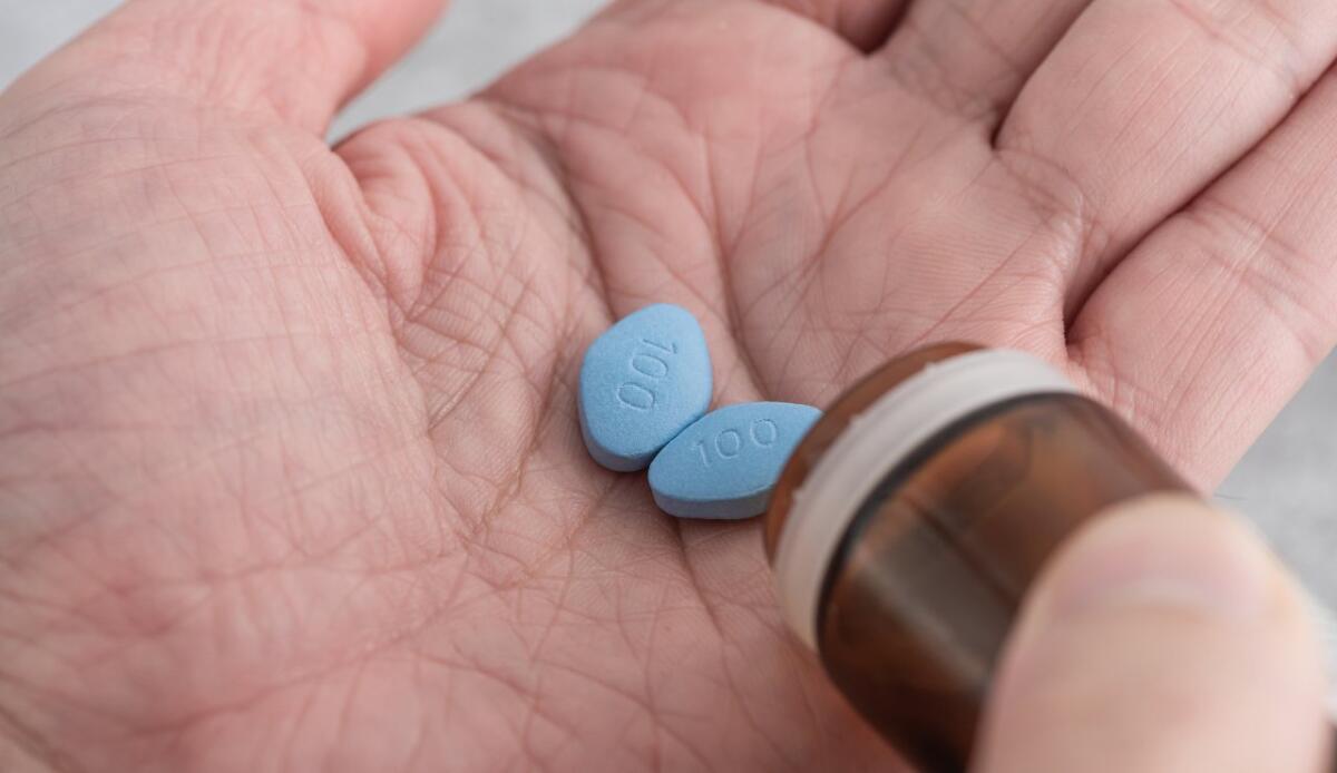 Pillole e figuracce: top 5 momenti imbarazzanti dopo aver esagerato con il Viagra - 