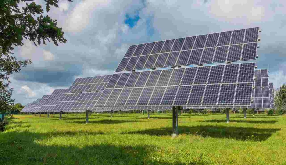 Boom di solare e idroelettrico: il mix energetico italiano diventa sempre più verde - Energia solare (Canva Foto) -emergycue.it