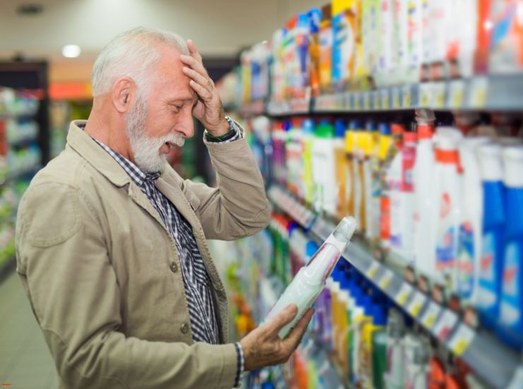 Illustrazione di un signore al supermercato (Canva FOTO) - managementcue.it