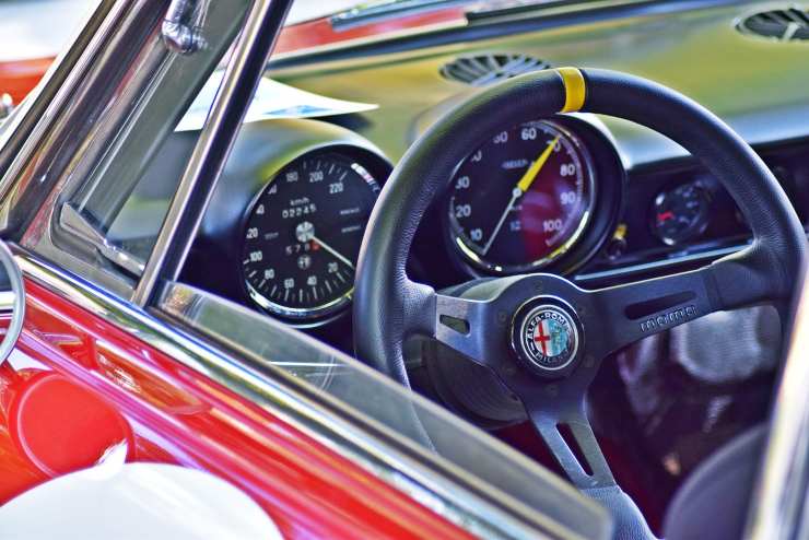 Illustrazione di una vecchia auto dell'Alfa Romeo (Pixabay FOTO) - managementcue.it