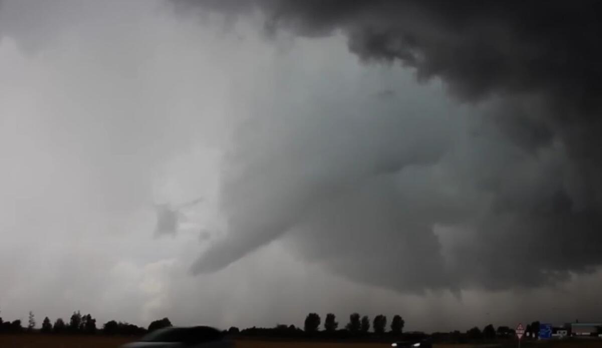 Supercelle temporalesche: cosa sono, come si formano e perché sono pericolose - Supercella temporalesca in azione (screenshot Tornado in Italia/YouTube) - energycue.it