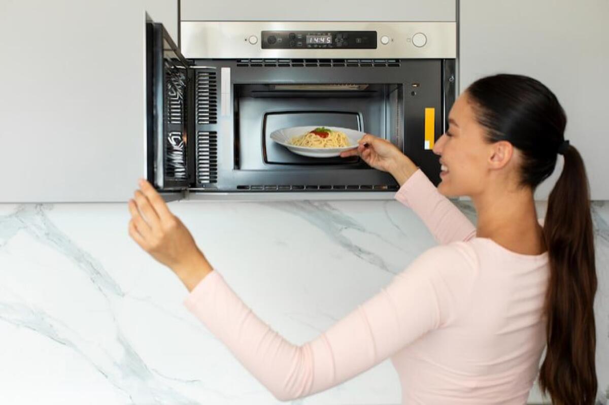 Non conta solo il cibo ma anche come lo prepari | Scegli sempre questo FORNO per la tua cucina: è sicuro e dura molto più tempo - Cucinare e conservare con attrezzature di qualità (Freepik Foto) - www.biomedicalcue.it