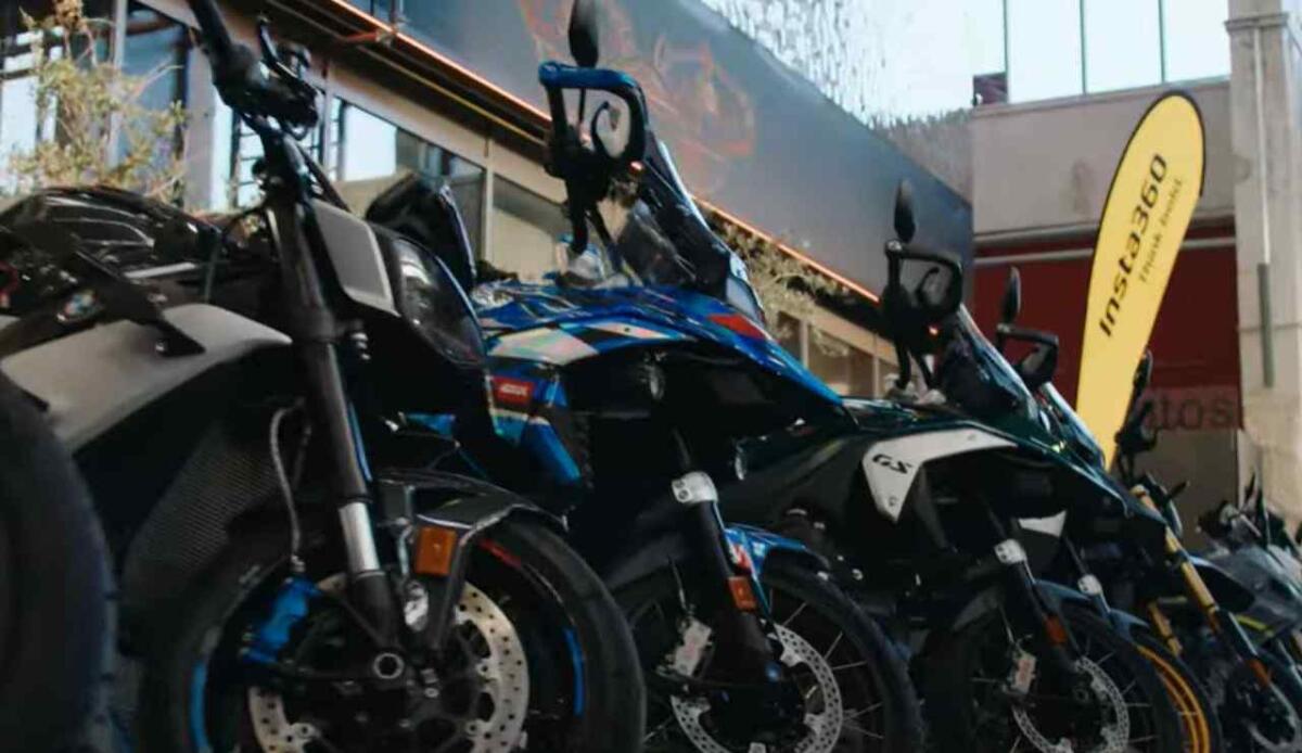 BMW Motorrad svela Vision CE: scooter elettrico senza casco né abbigliamento protettivo - Moto BMW all'ultimo salone espositivo (screenshot BMW Motorrad/YouTube) - vehiclecue.it