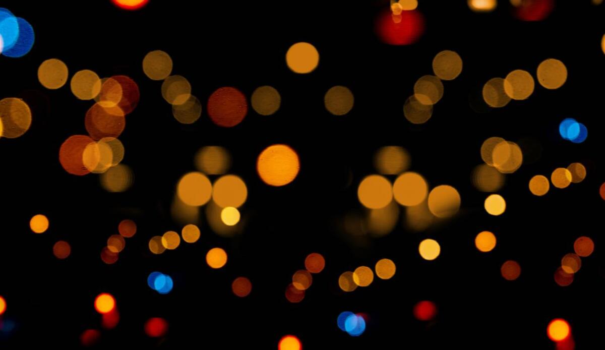 Dalle piante da interno alle luci naturali: l’esperimento delle piante che brillano di notte - Illustrazione di piante che brillano al buio (Canva FOTO) - energycue.it