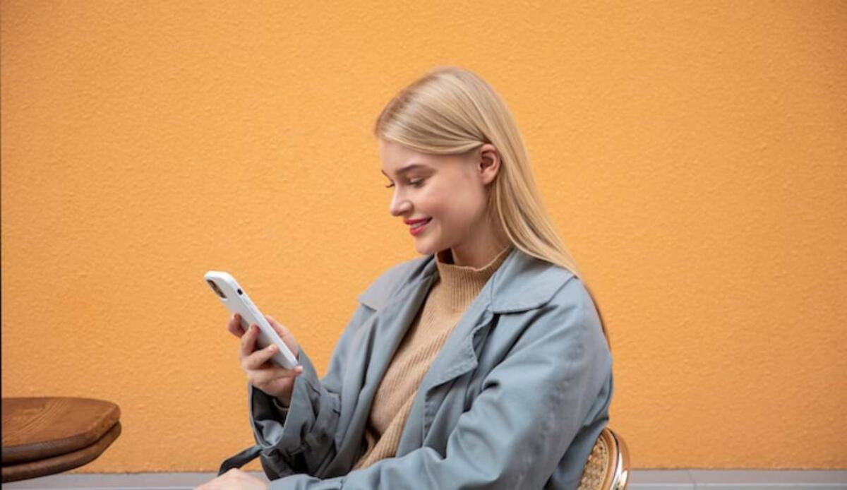 Apple rimanda la traduzione in tempo reale degli AirPods in UE: ecco perché gli utenti resteranno esclusi - Apple e la traduzione simultanea, ecco come funziona e le tempistiche (Freepik Foto) - www.systemscue.it