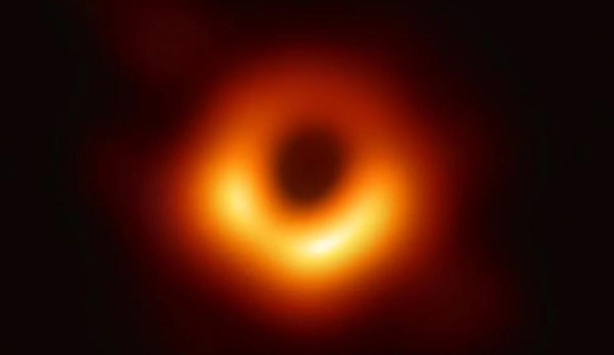 Nuove immagini del buco nero M87*: rivelati dettagli inediti e turbolenze vicino all’orizzonte degli eventi - Buco nero M87* nuove immagini (science.com foto) - www.aerospacecue.it