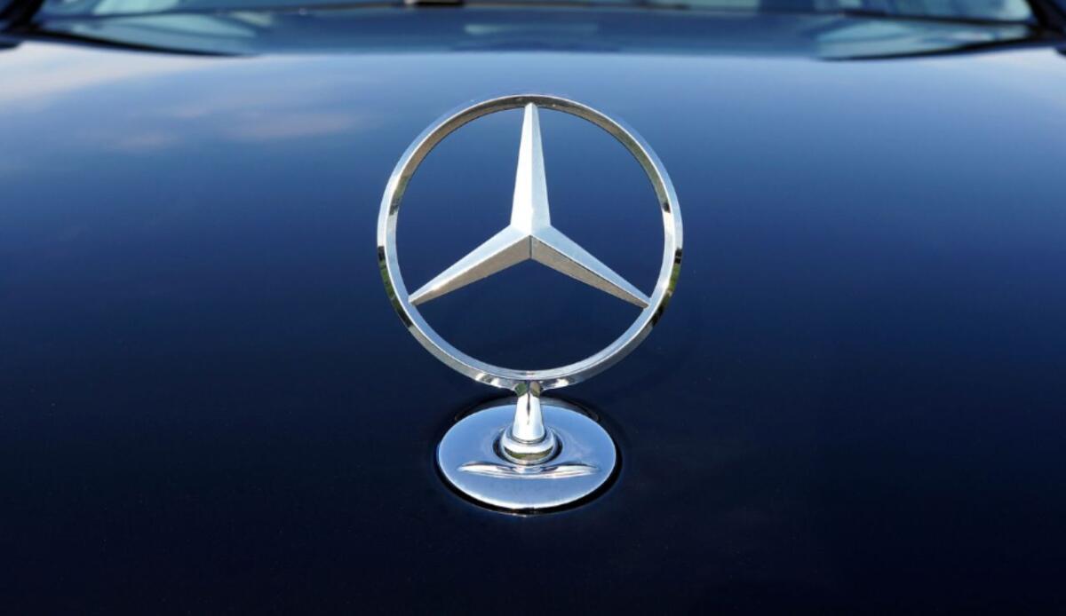 Il robot Aris fa risparmiare energia a Mercedes-Benz: così l'automazione trasforma l’impianto di Düsseldorf - Illustrazione del logo della Mercedes (Canva FOTO) - vehiclecue.it