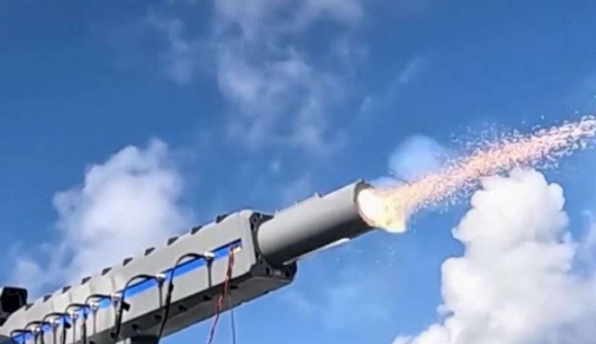 Giappone, primo successo per il cannone elettromagnetico navale: arma ipersonica contro missili e droni del futuro - Railgun giapponese, funziona alla perfezione (YouTube Foto) - www.marinecue.it