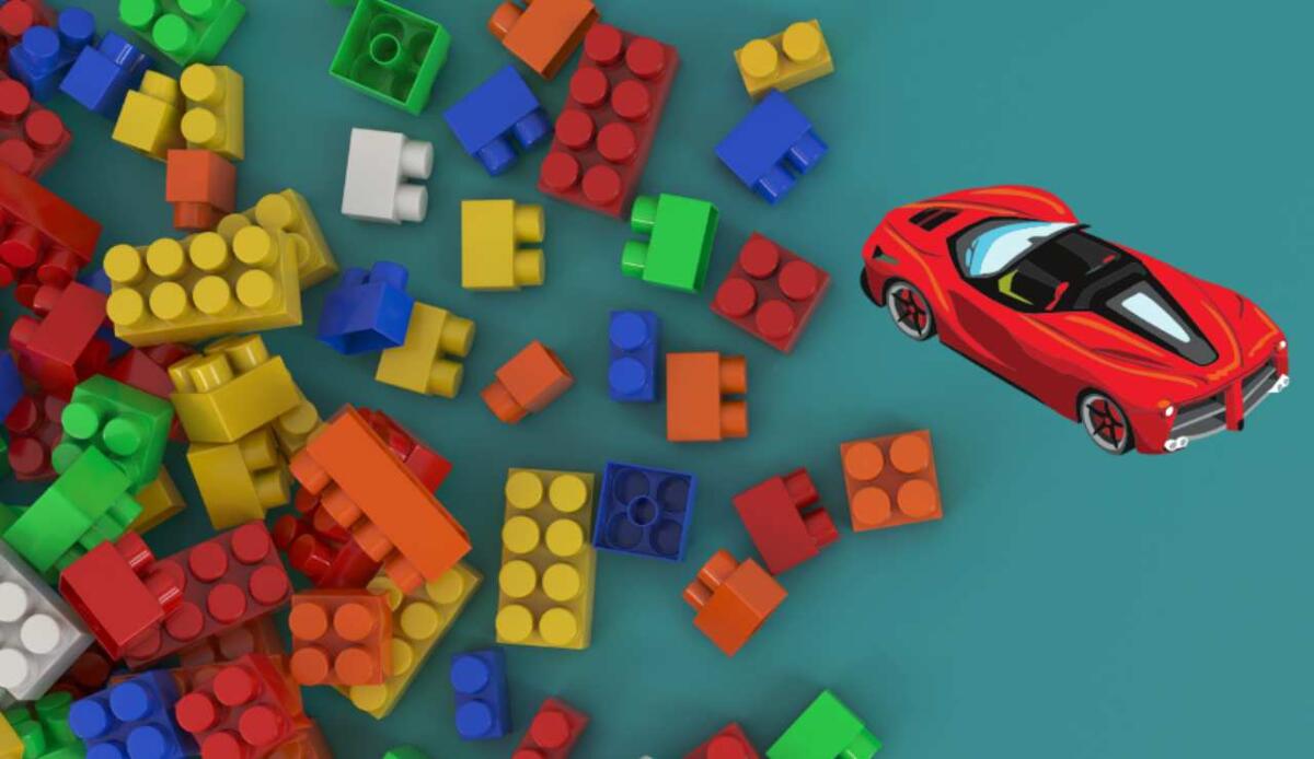 Dal Gran Premio di Monza arriva la Ferrari Lego a grandezza naturale: in mostra e da "guidare" - Illustrazione di alcuni mattoncini e di una Ferrari (Canva FOTO) - managementcue.it