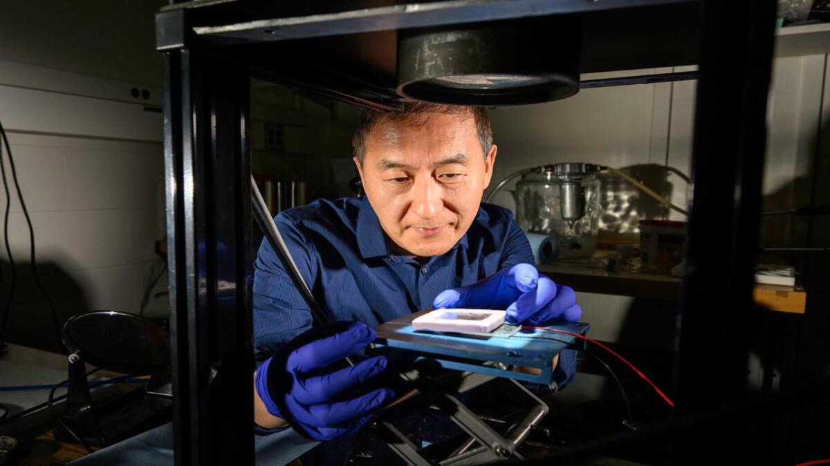 Energia solare superpotenziata: nuova tecnologia moltiplica per 15 l’efficienza dei generatori - Una nuova tecnologia potrebbe essere in grado di aumentare la capacità degli impianti fotovoltaici anche di 15 volte con questo sistema (J. Adam Fenster/University of Rochester) - energycue.it