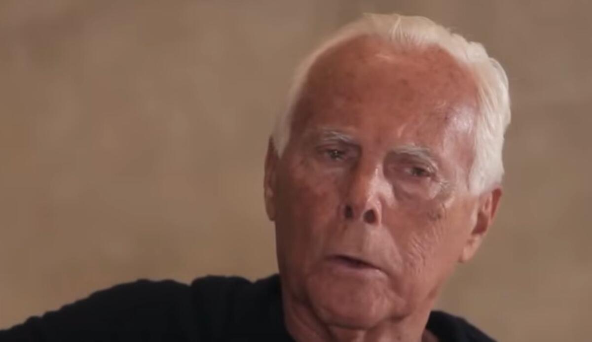 Il futuro di Armani tra eredi, Fondazione e big del lusso: ecco cosa dice il testamento - Giorgio Armani (screenshot The Business of Fashion/YouTube) - financecue.it