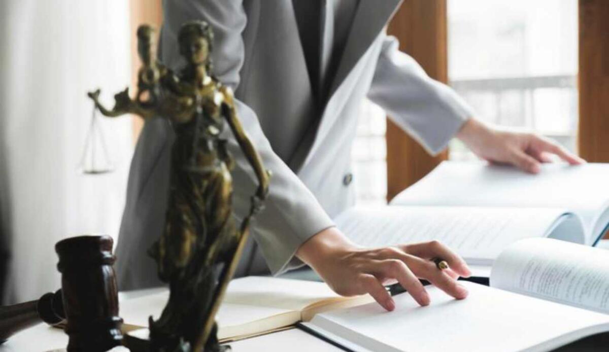 Leggi scritte male costano all’Italia 110 miliardi l’anno: lo studio shock degli economisti - Leggi scritte male, se interpretare la democrazia costa troppo (Freepik Foto) - www.managementcue.it